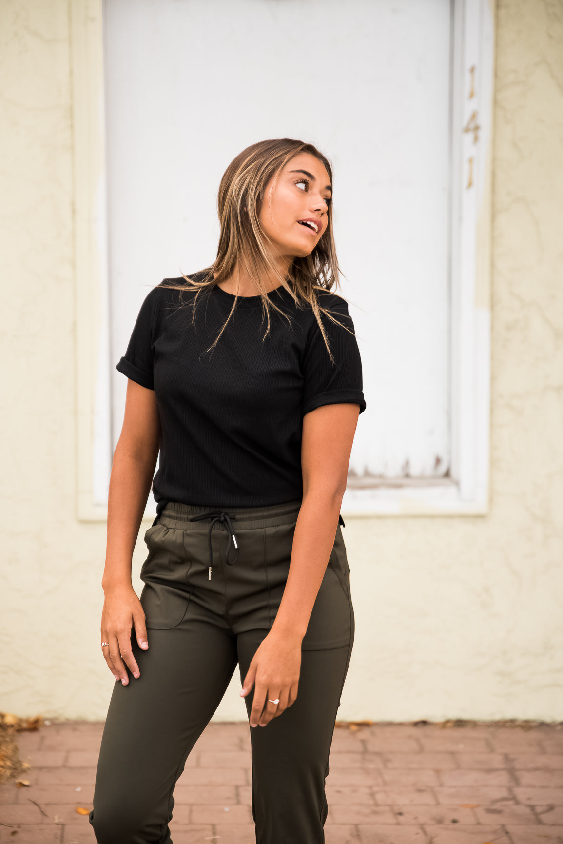 dt alyssa rib knit split hem tee in black